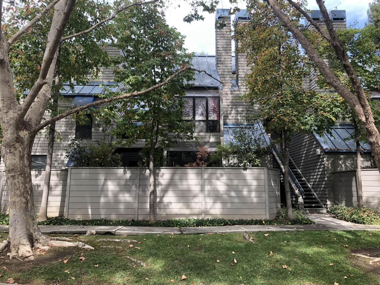 1015 Foxchase Dr - Photo 1