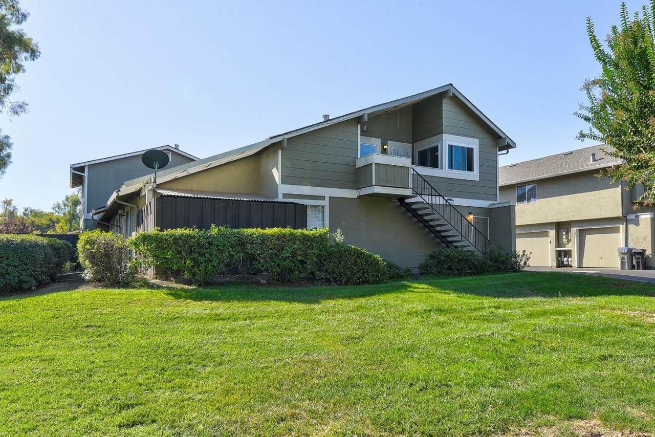 933 Summerside Dr B - Photo 1