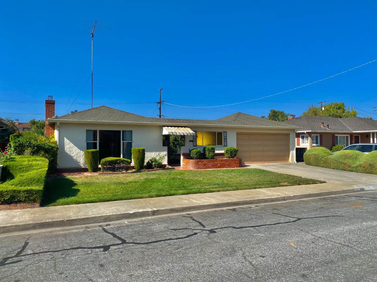 992 Fairfield Ave - Photo 1