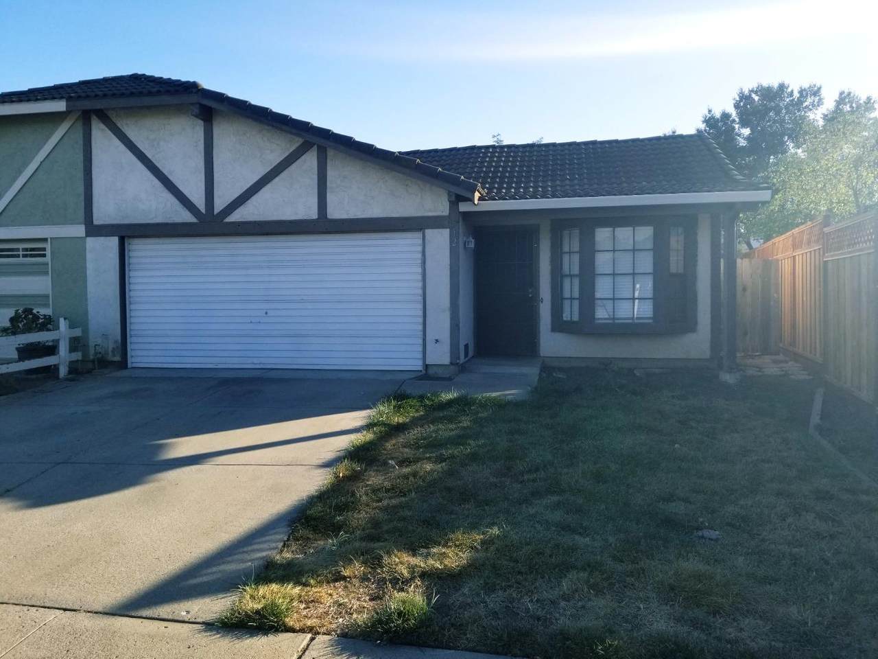 512 Hadley Ct - Photo 1