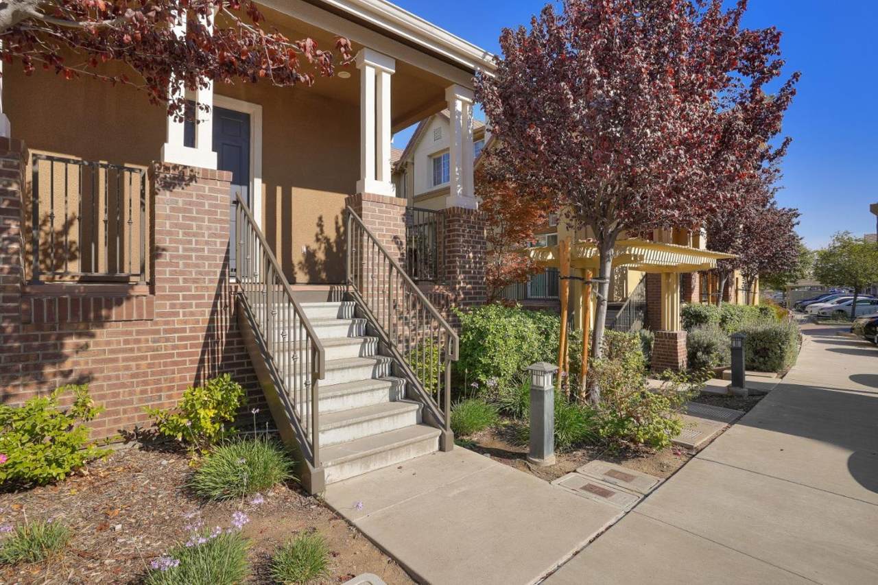 1042 Aquamarine Ter - Photo 1