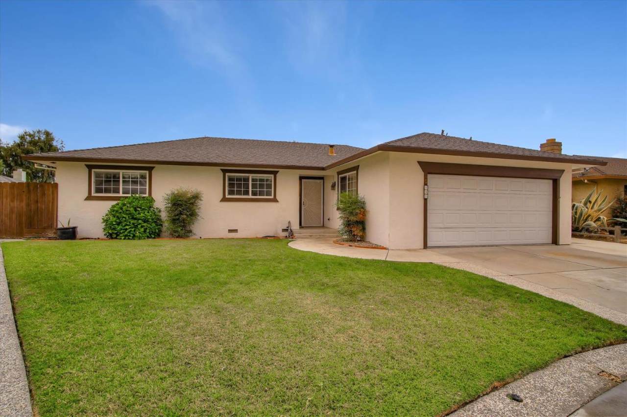 940 Apple Ct - Photo 1