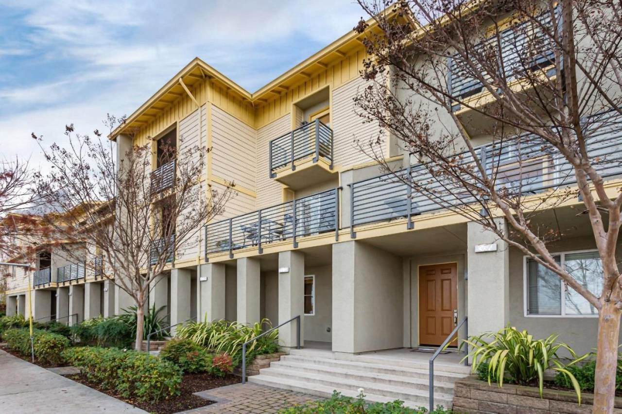 372 Hedding St - Photo 1
