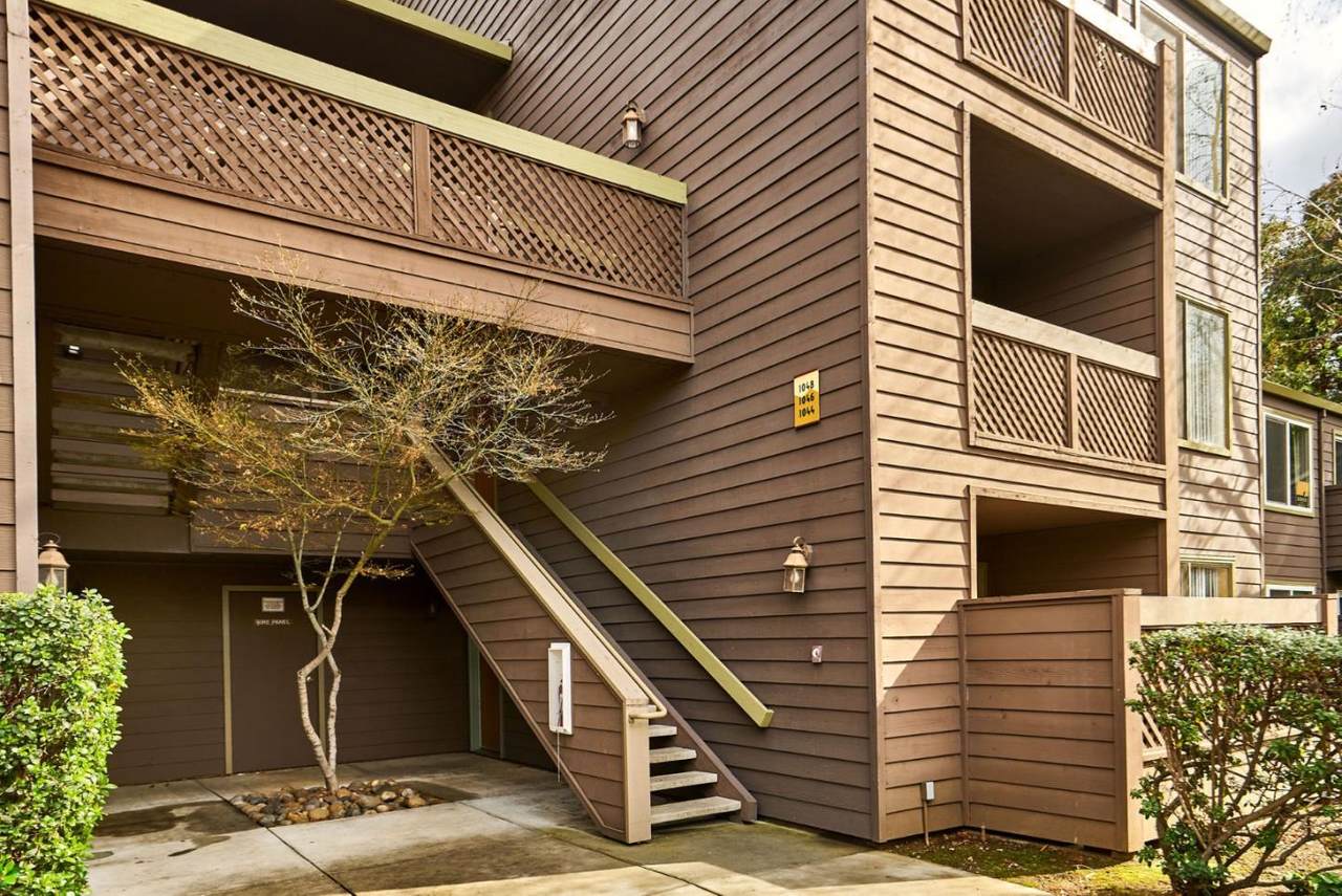 1046 Yarwood Ct - Photo 1