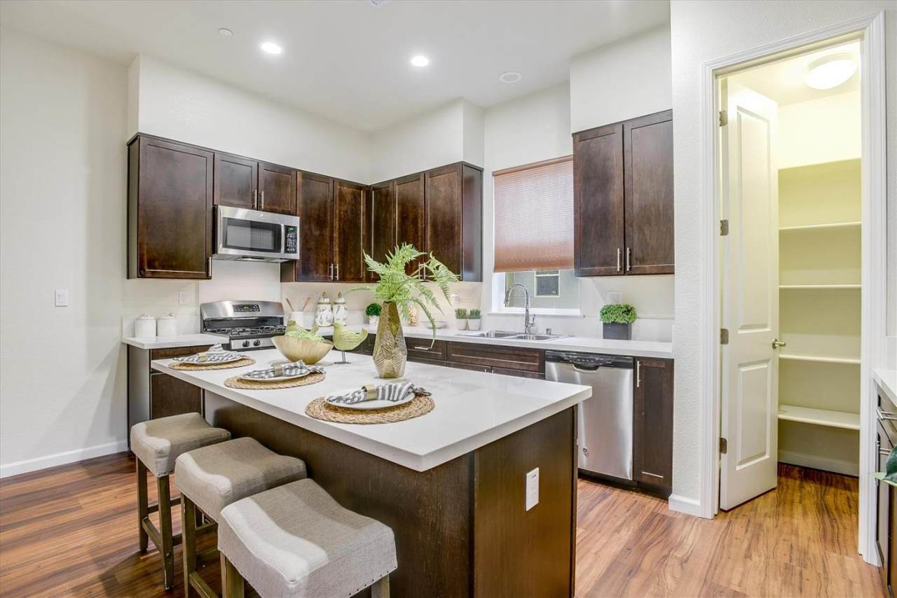 324 F St - Photo 1