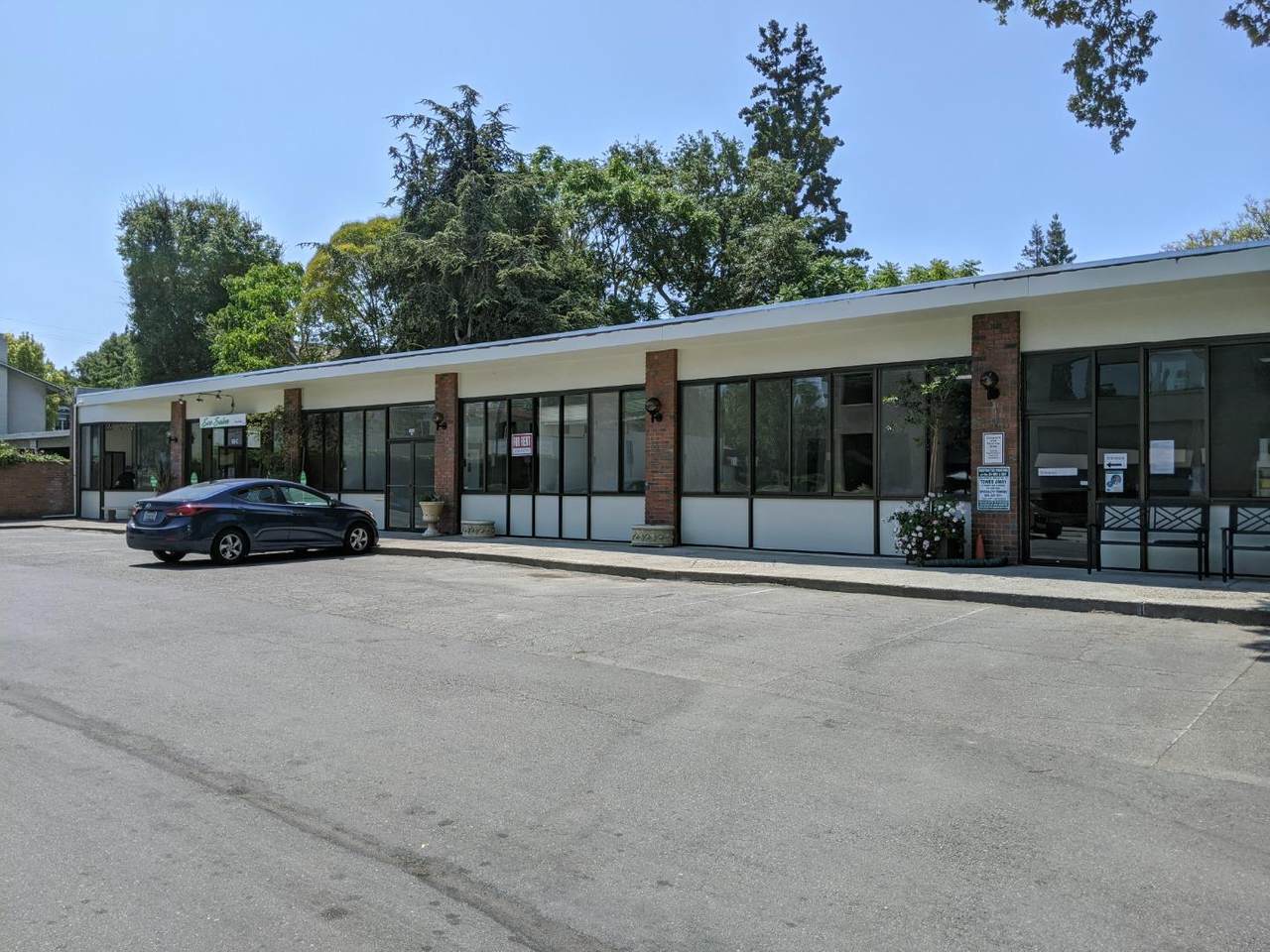 605 Cambridge Ave - Photo 1