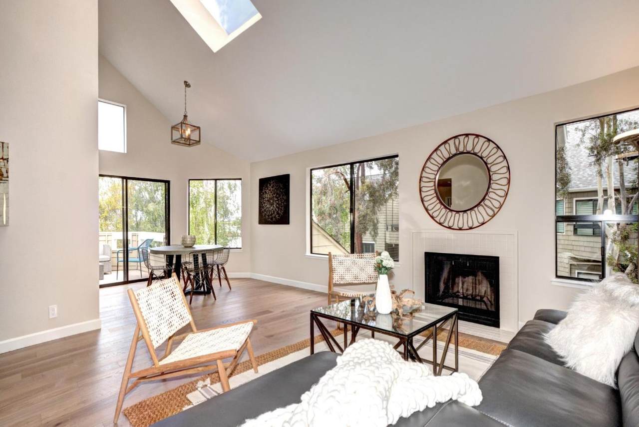 1076 Shoreline Dr - Photo 1