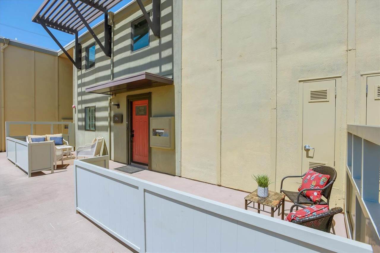 1215 Admiralty Ln - Photo 1