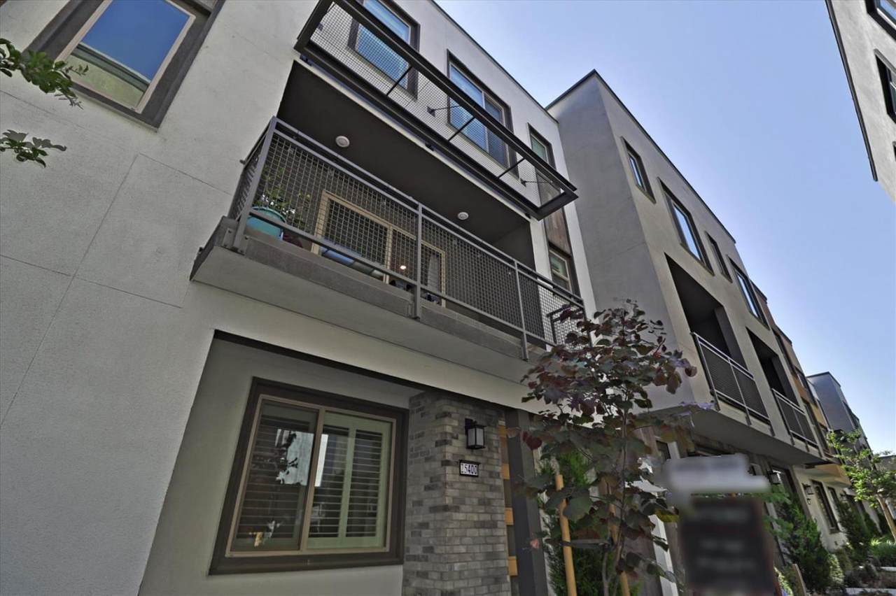 25400 Parklane Dr - Photo 1