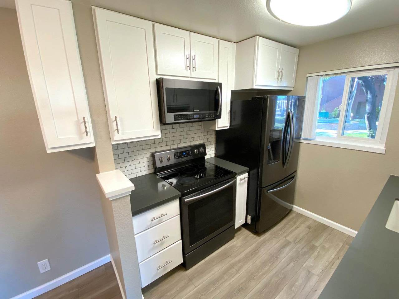 1054 Yarwood Ct - Photo 1
