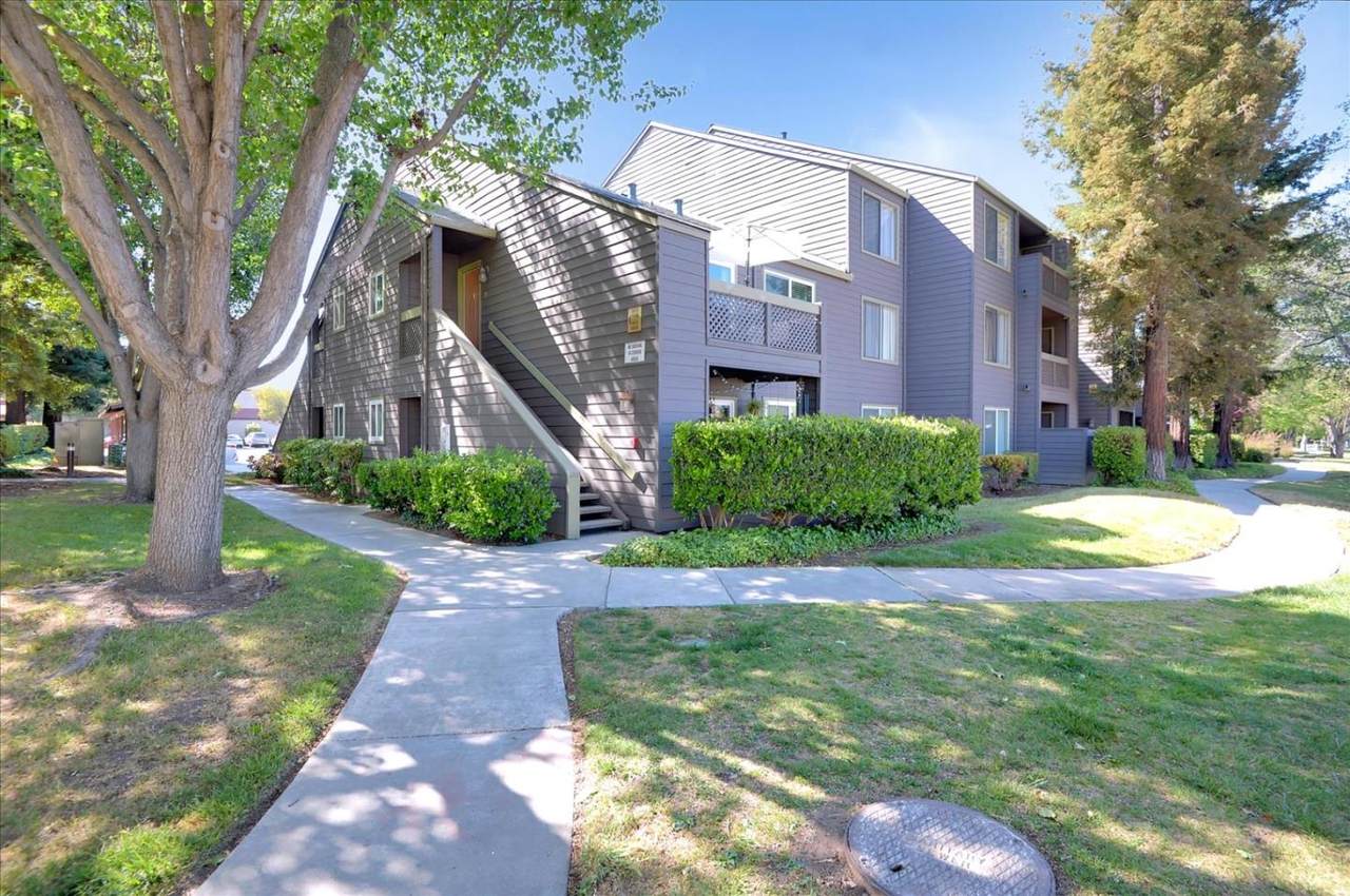 1072 Yarwood Ct - Photo 1