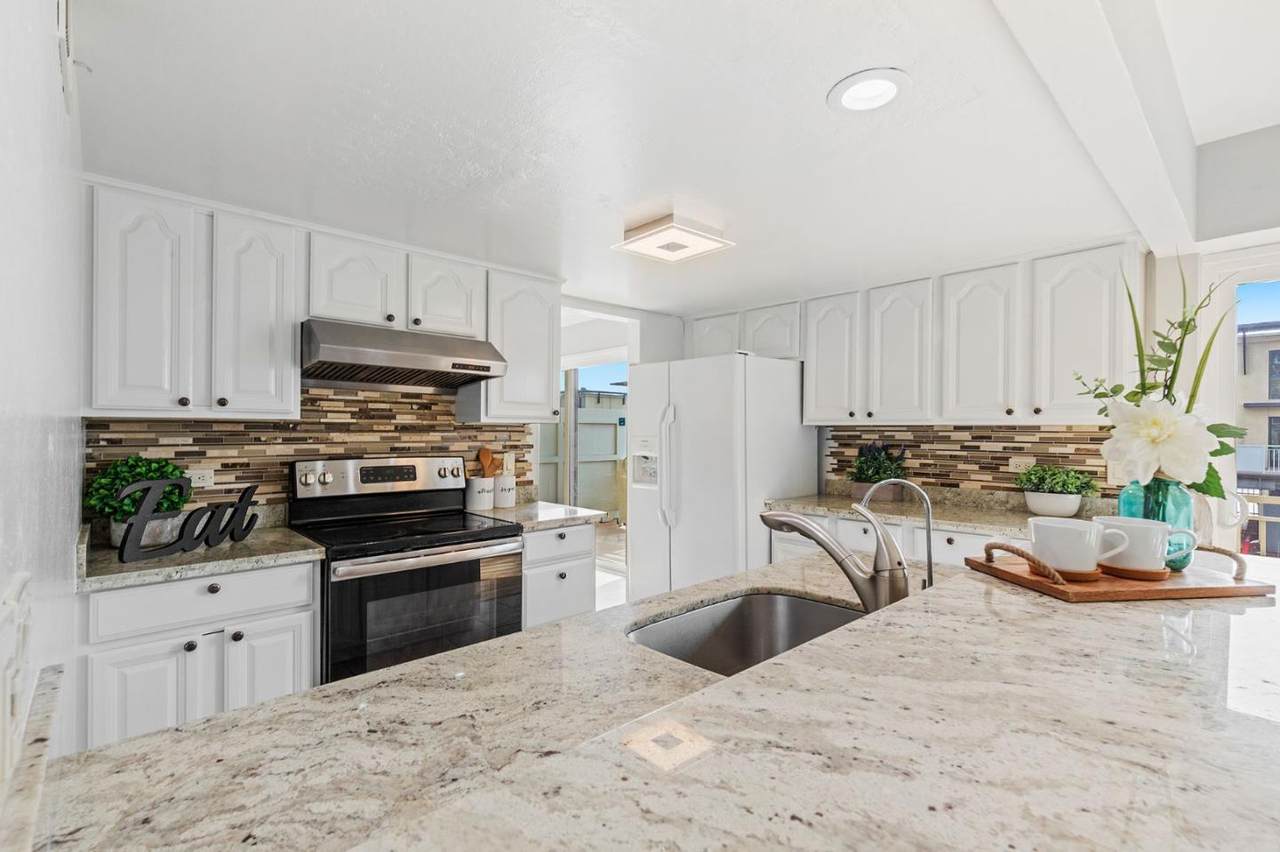 2202 Admiralty Ln - Photo 1