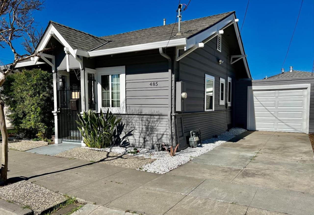 485 Martha St - Photo 1