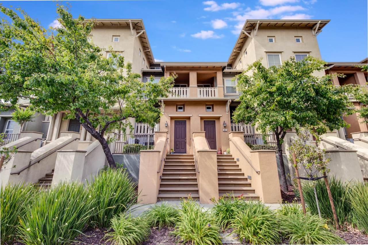 613 Boardwalk - Photo 1