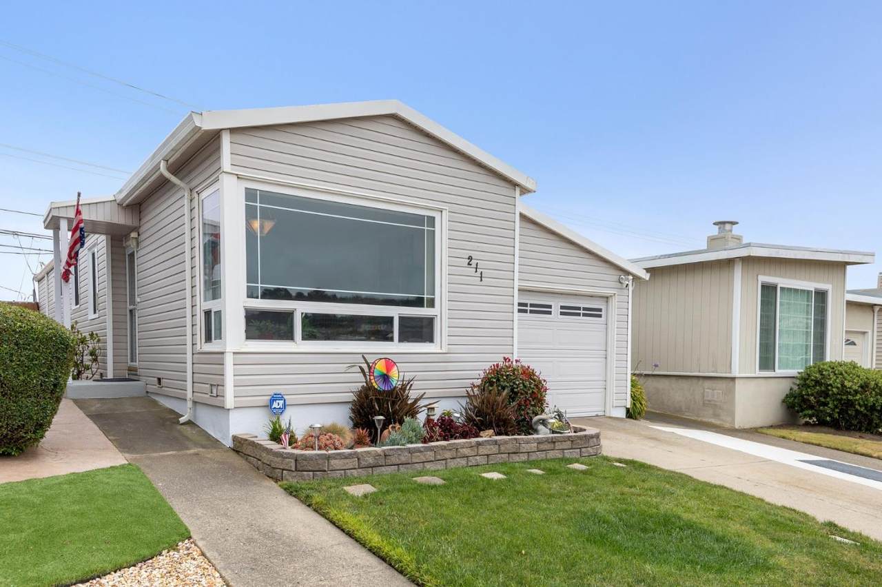 211 Lakeshire Dr - Photo 1