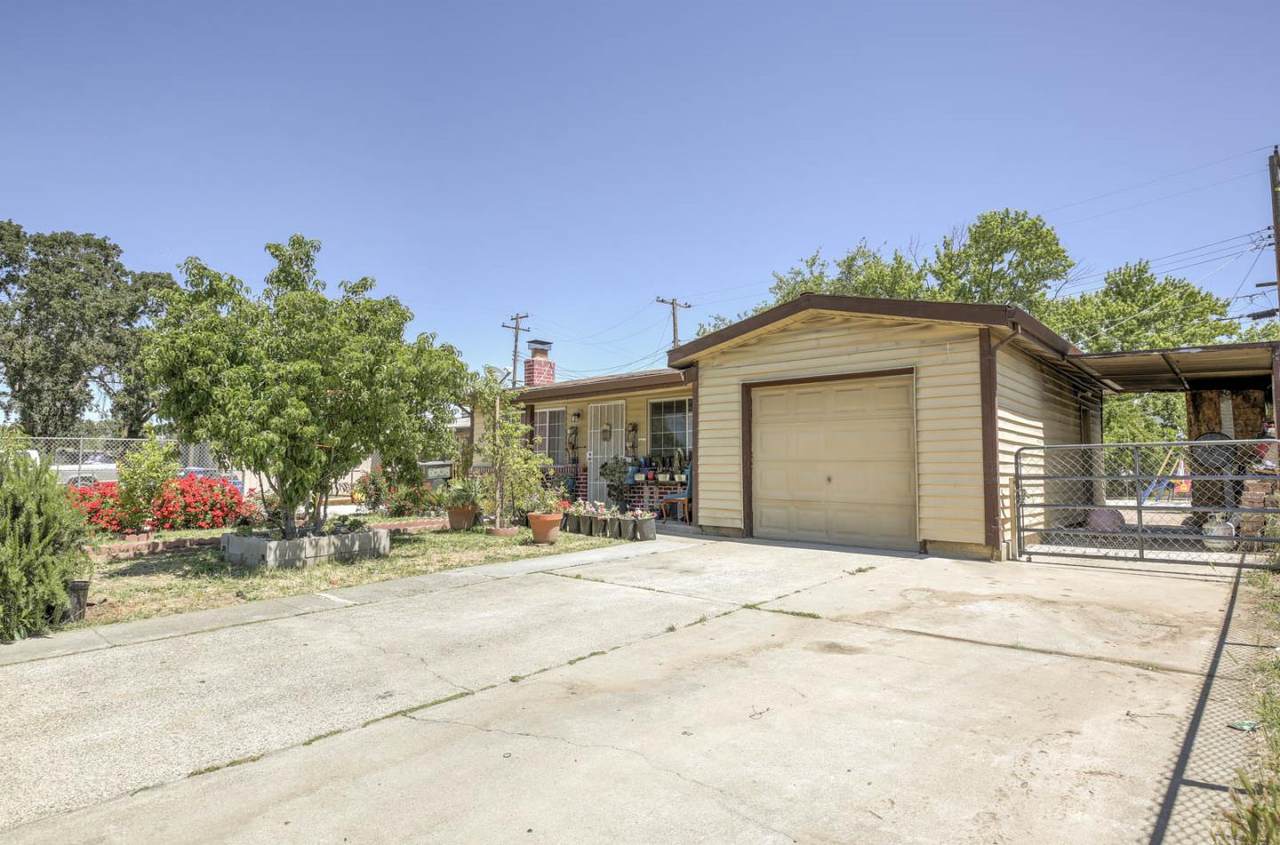 6908 Bummer St - Photo 1