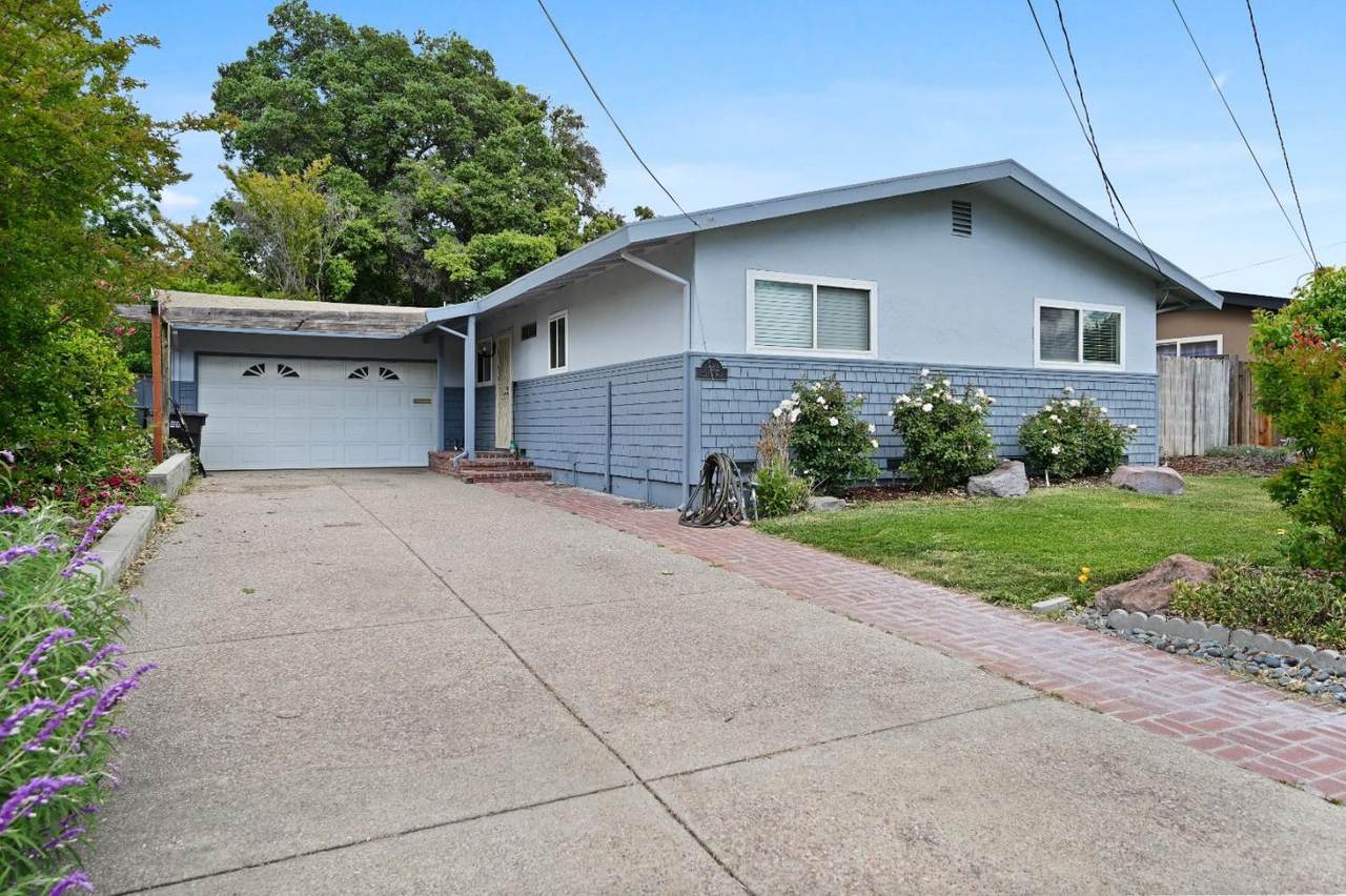 1882 Queens Rd - Photo 1
