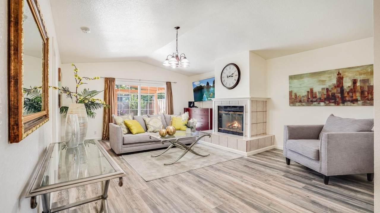 2442 Summer St - Photo 1