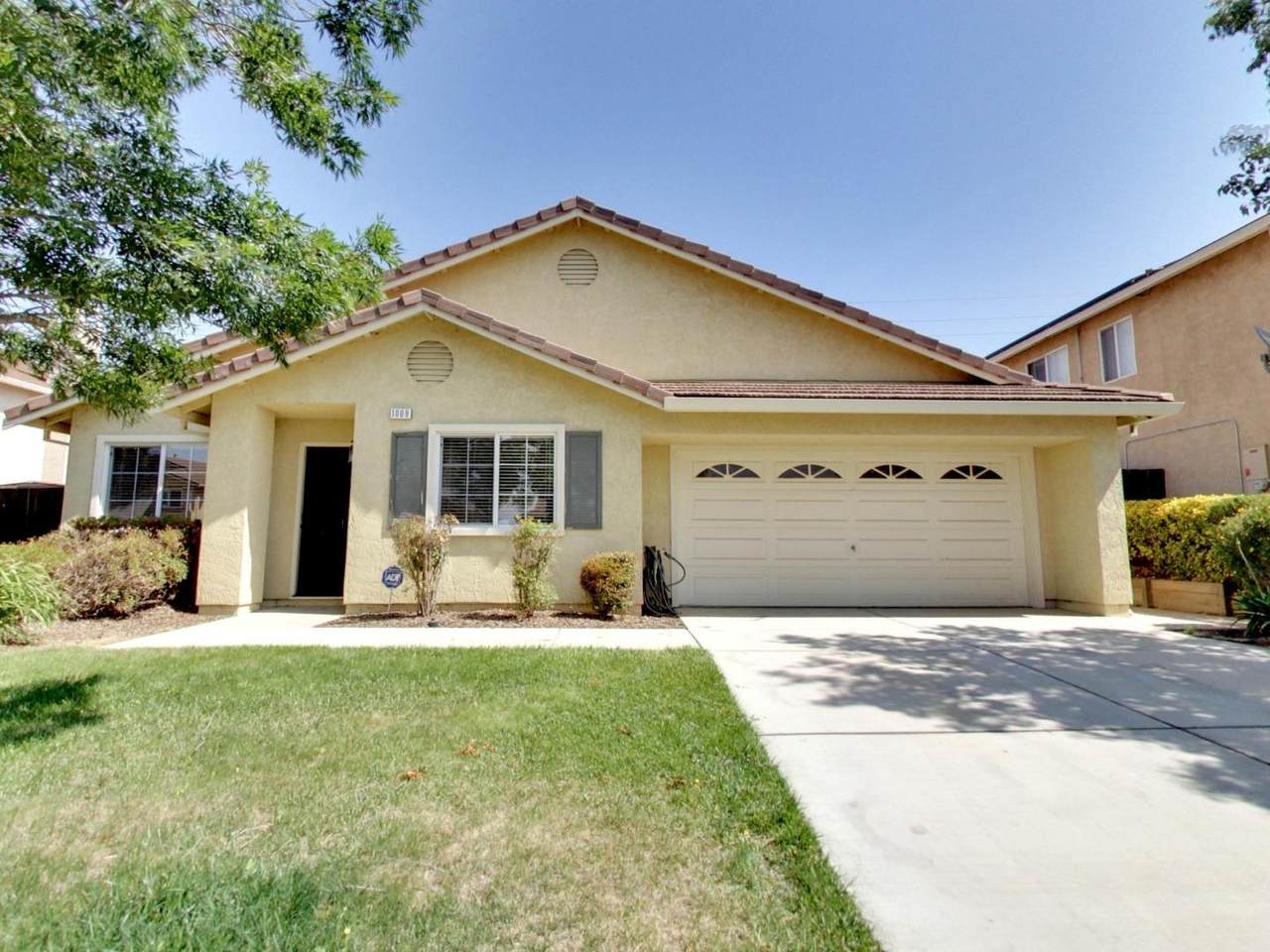1009 Terraza St - Photo 1
