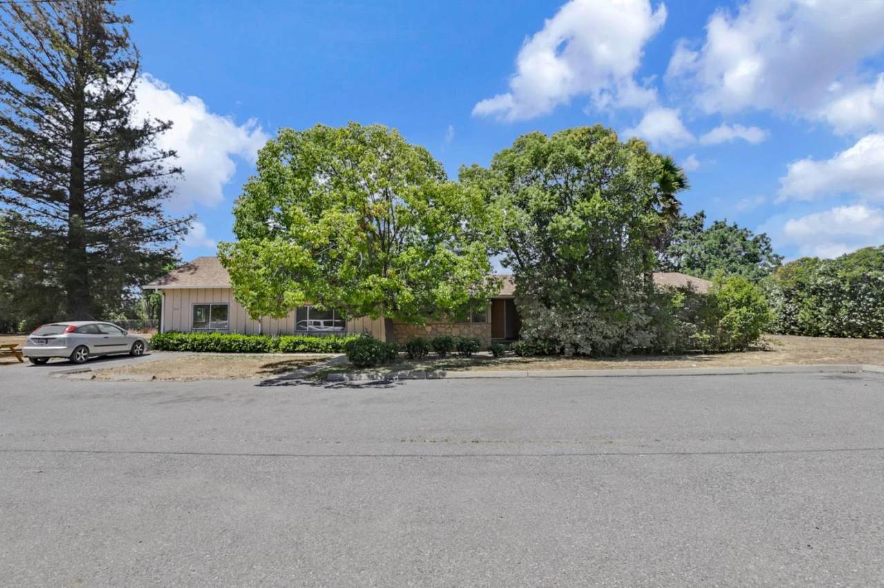 1960 Church Ave - Photo 1