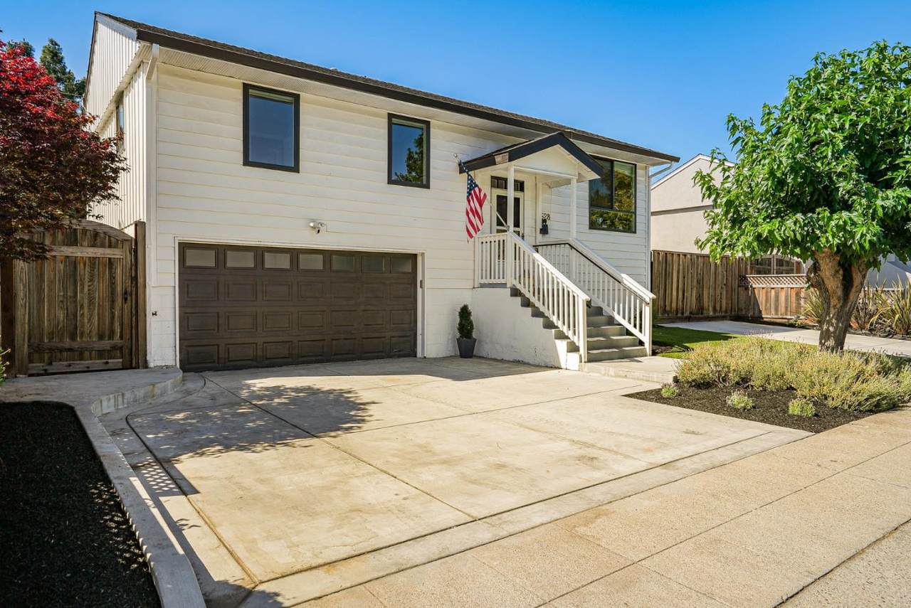 1628 Hallbrook Dr - Photo 1