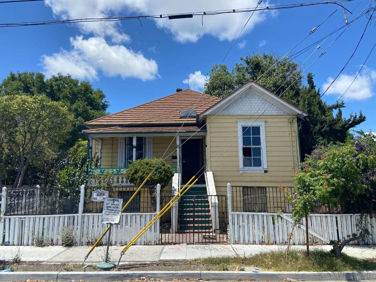 527 Spruce St - Photo 1