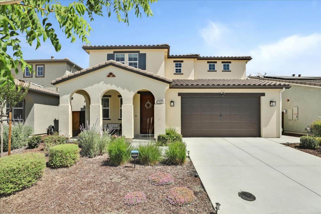 760 Valencia Way - Photo 1