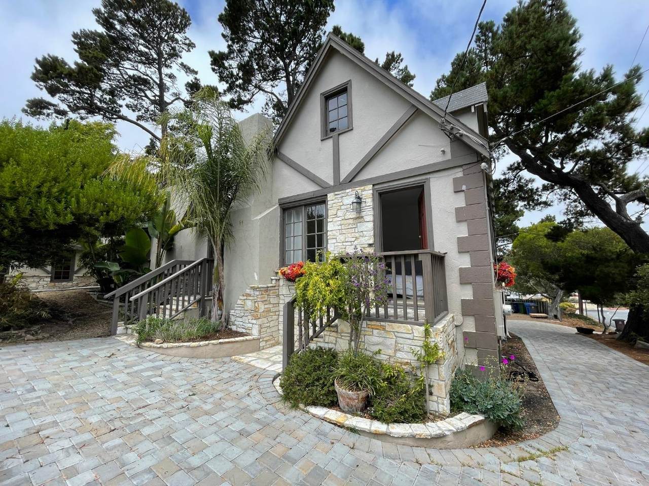 12 Soledad Dr - Photo 1
