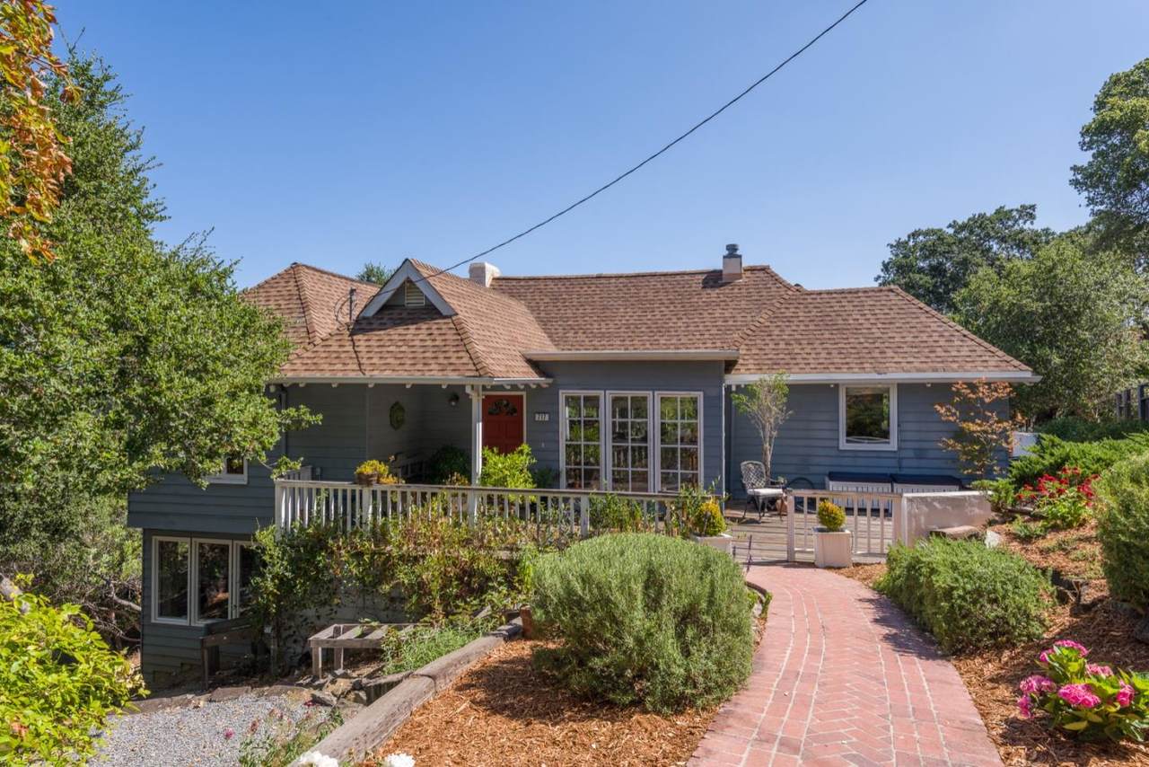 717 Lakeview Way - Photo 1