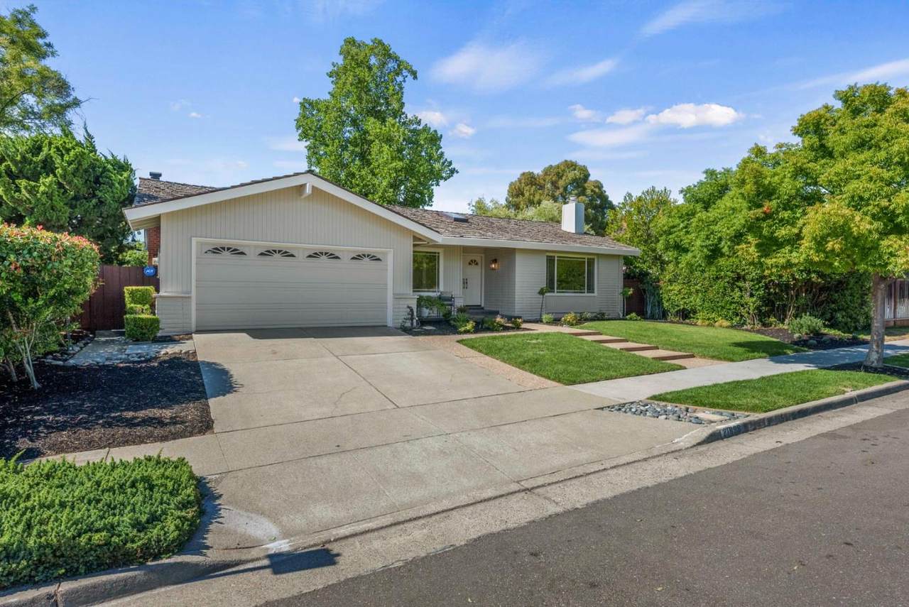 21898 Shattuck Dr - Photo 1