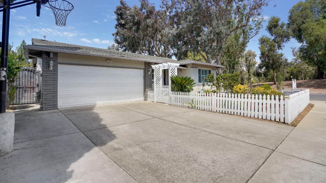 5001 Royal Estates Ct - Photo 1