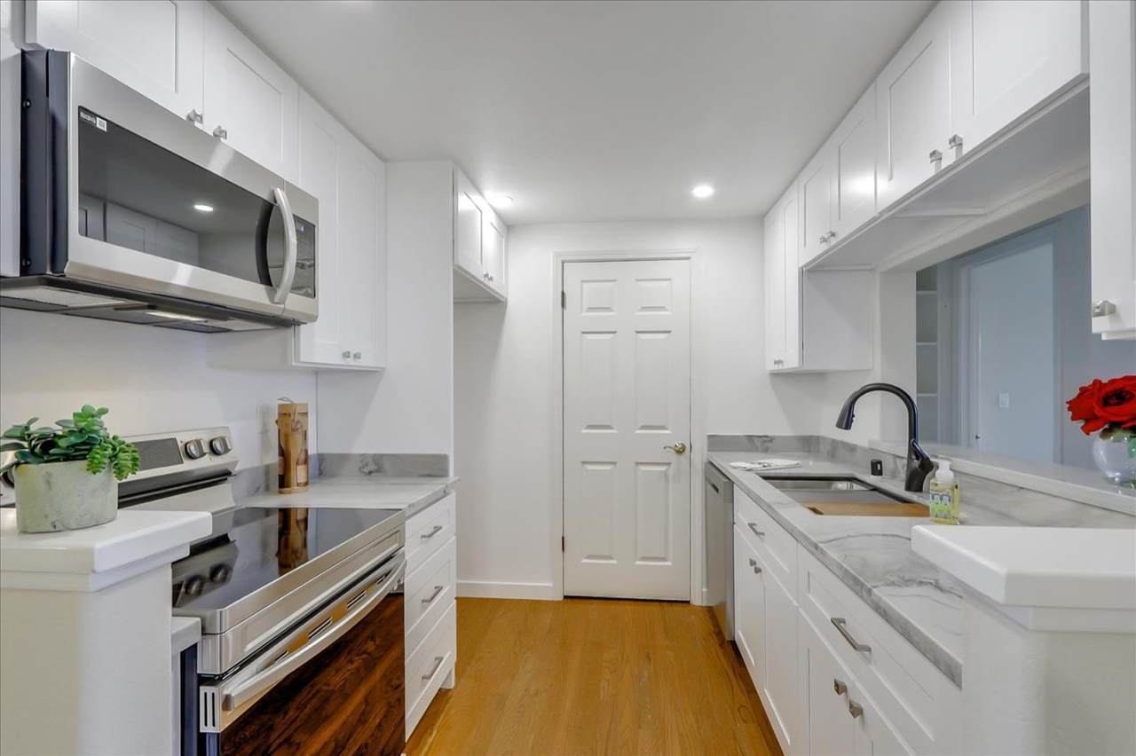 970 Lake Isabella Way - Photo 1
