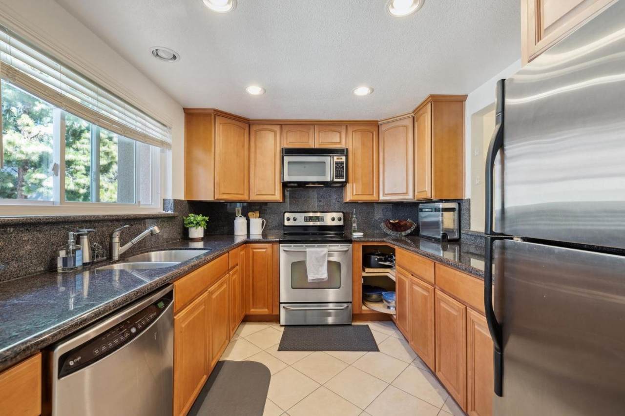 10 Court Ln - Photo 1
