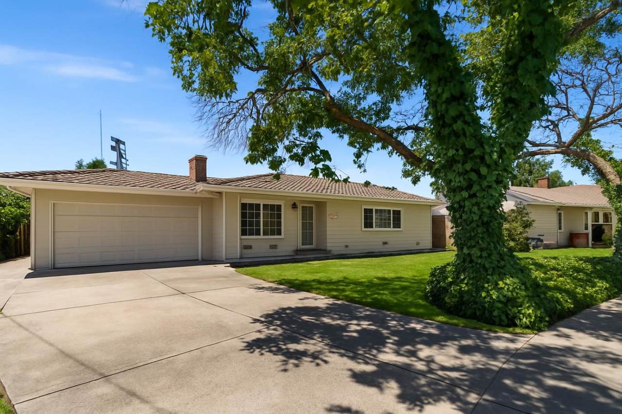 190 Mckenzie Ave - Photo 1