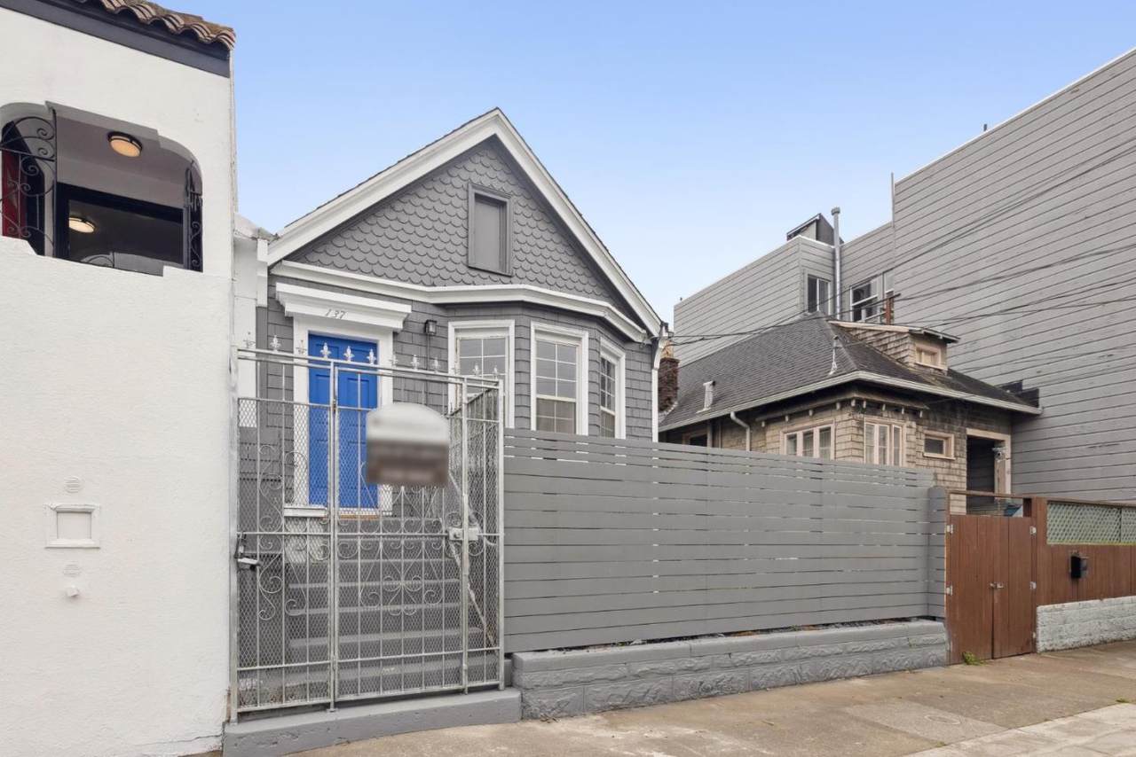 137 Holloway Ave - Photo 1