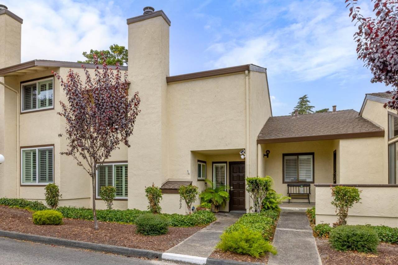 1007 Brentwood Ct - Photo 1