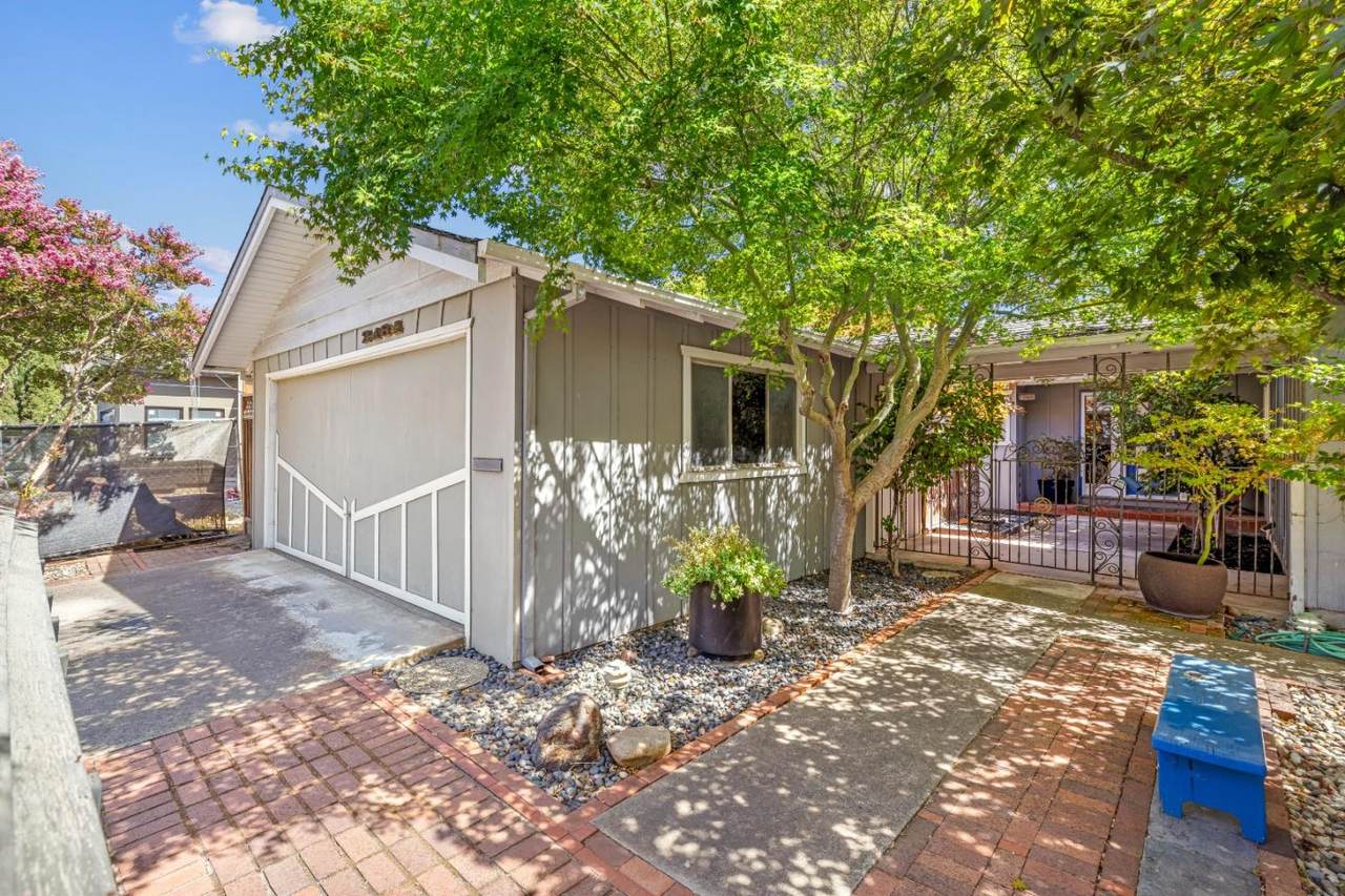 2184 Coronet Dr - Photo 1