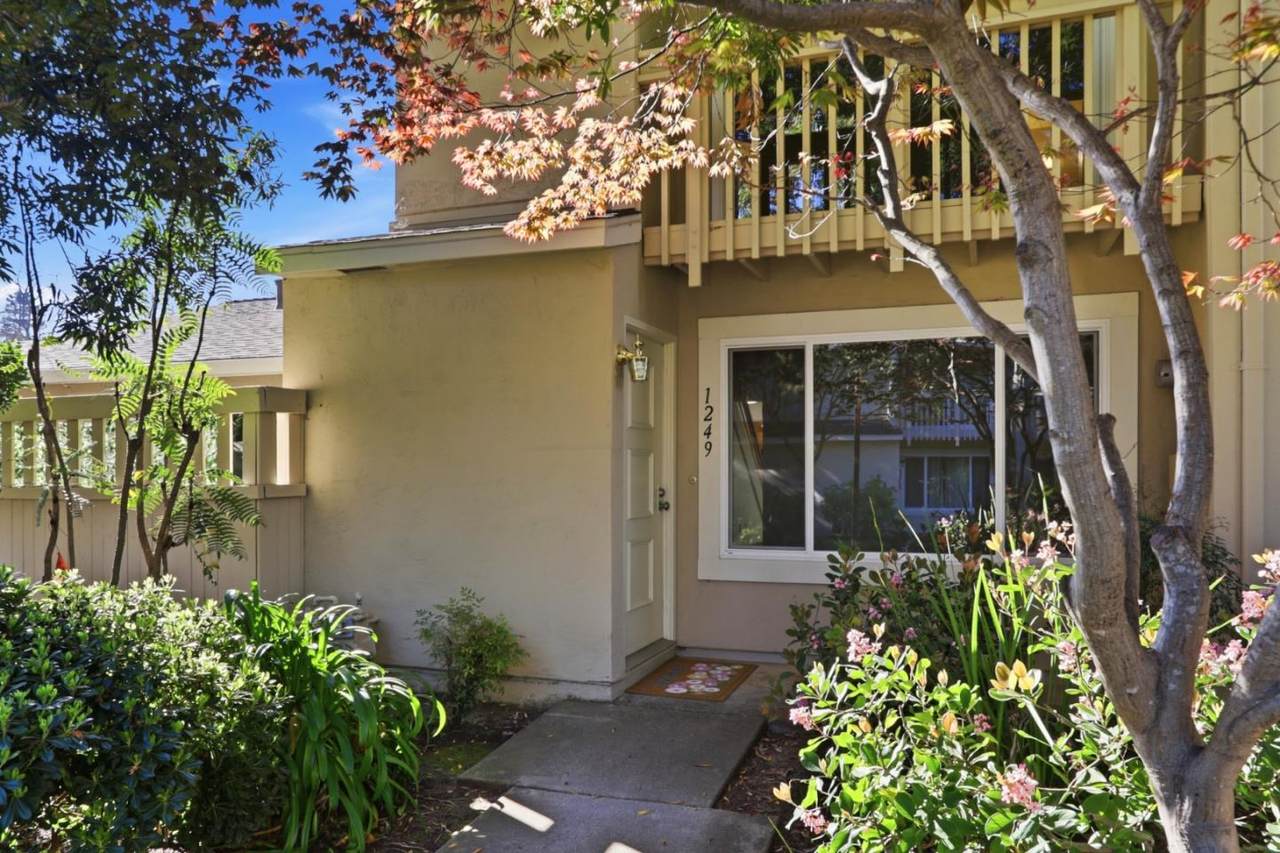 1249 Crescent Ter - Photo 1