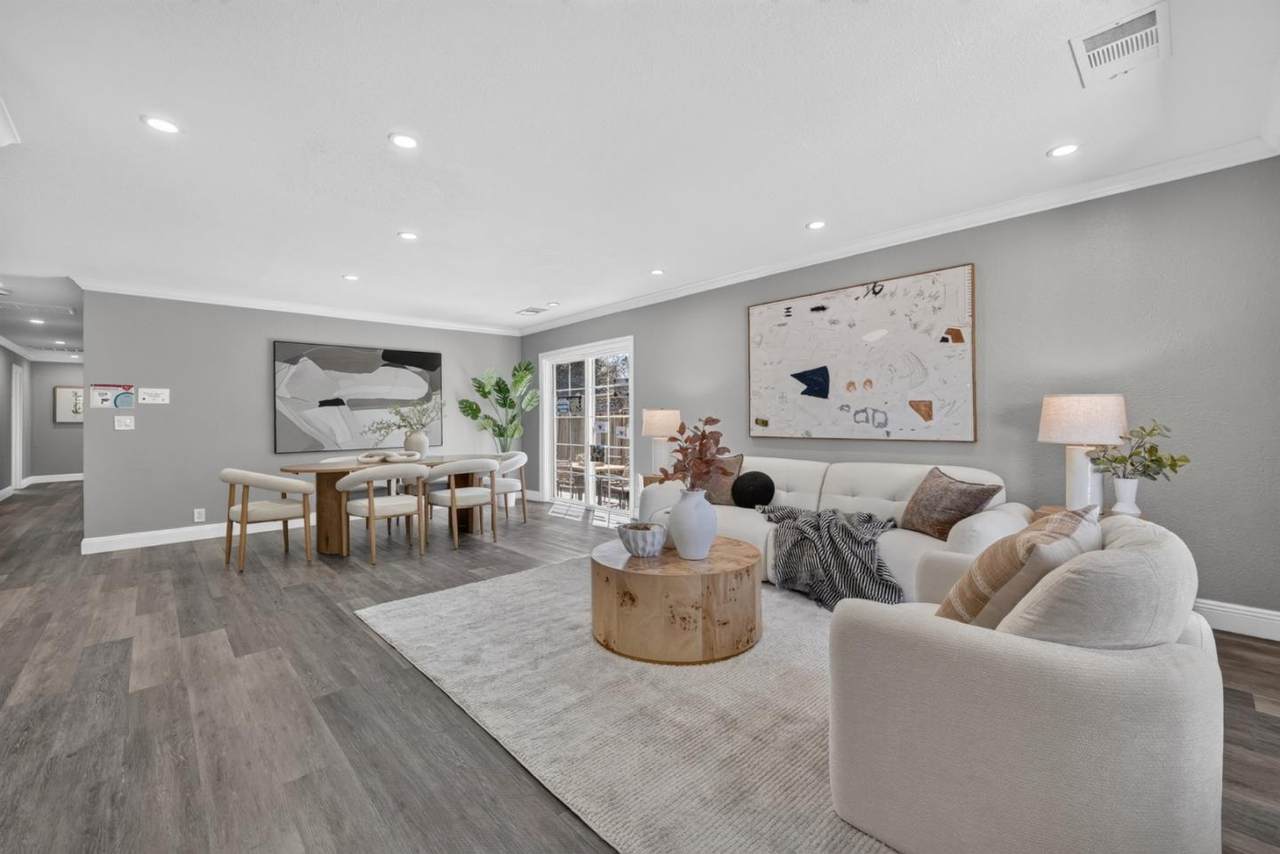 1120 Alberni St - Photo 1