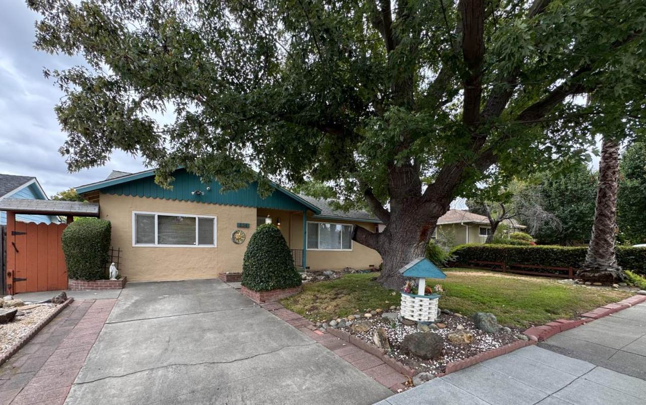 894 Hazelnut Ct - Photo 1