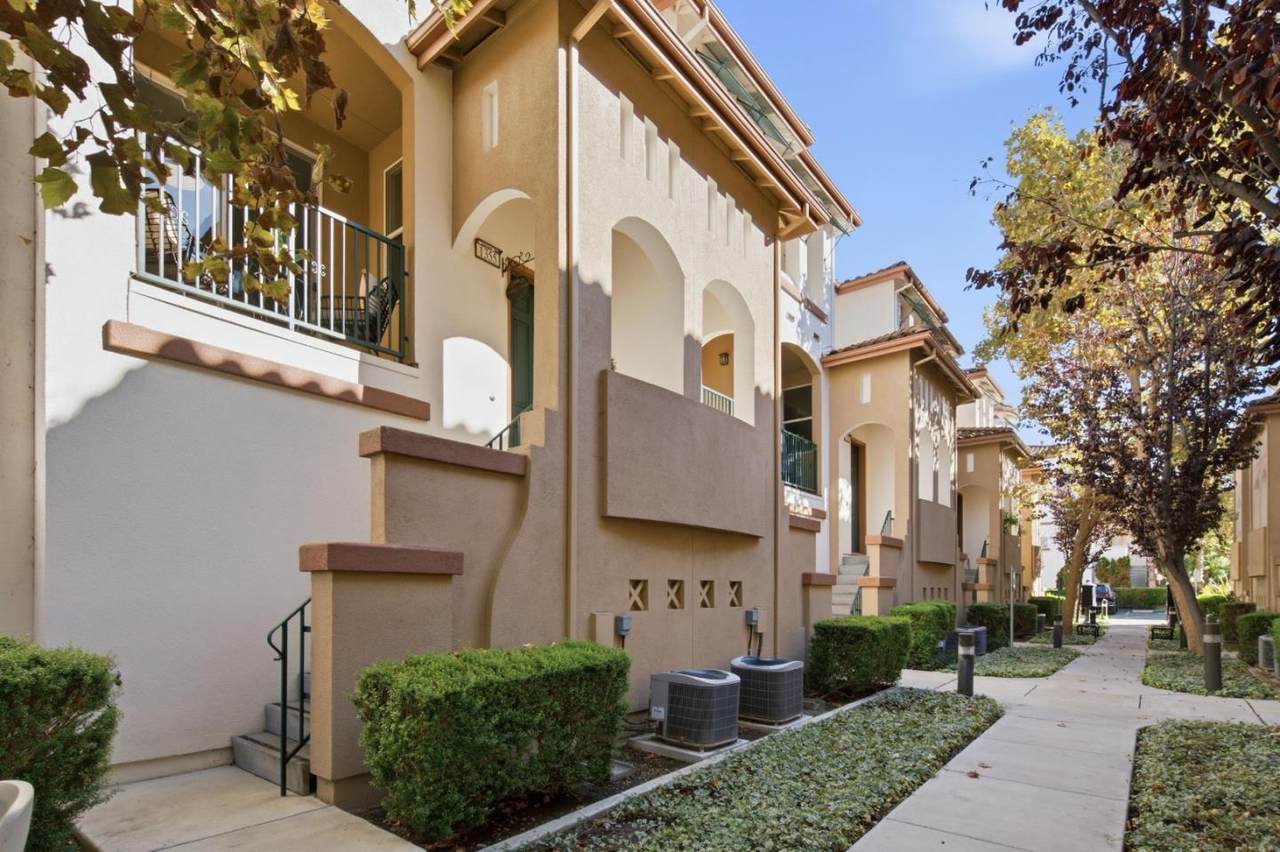 1355 Mckinley Ct - Photo 1