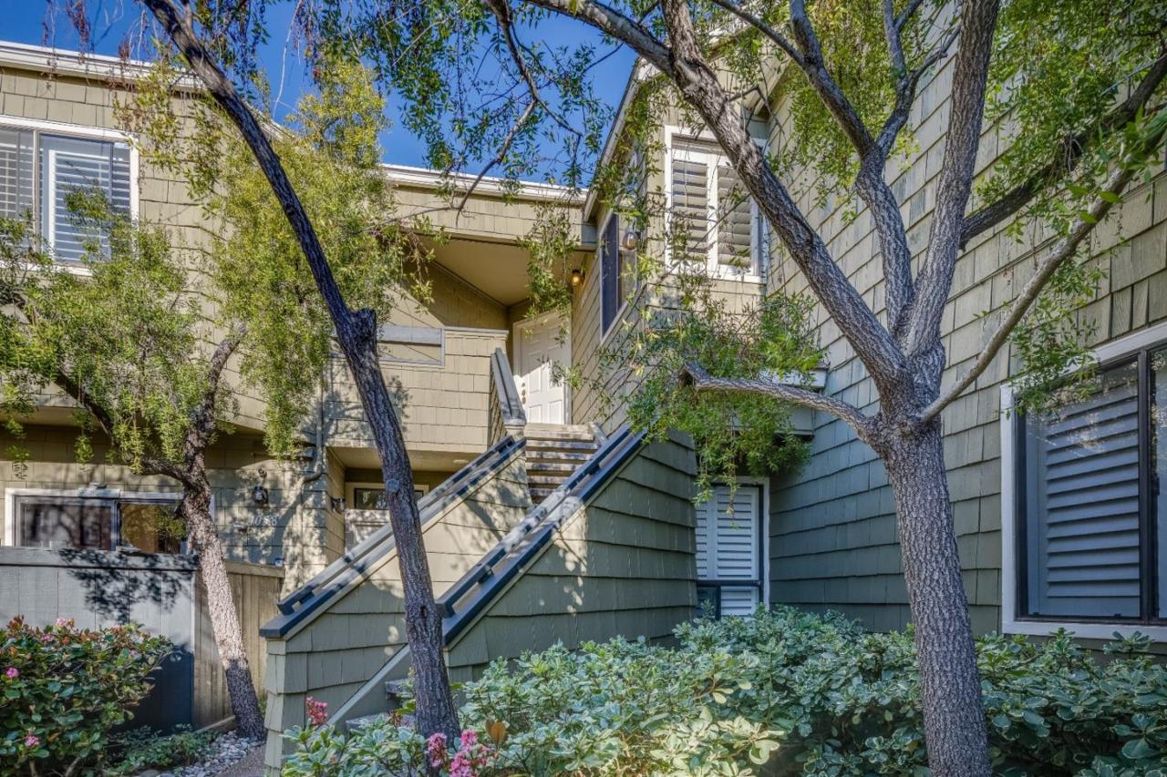 1054 Shoreline Dr - Photo 1
