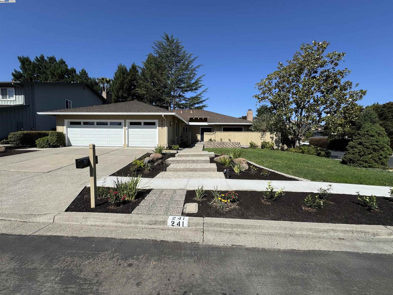 241 Belaire Ct - Photo 1
