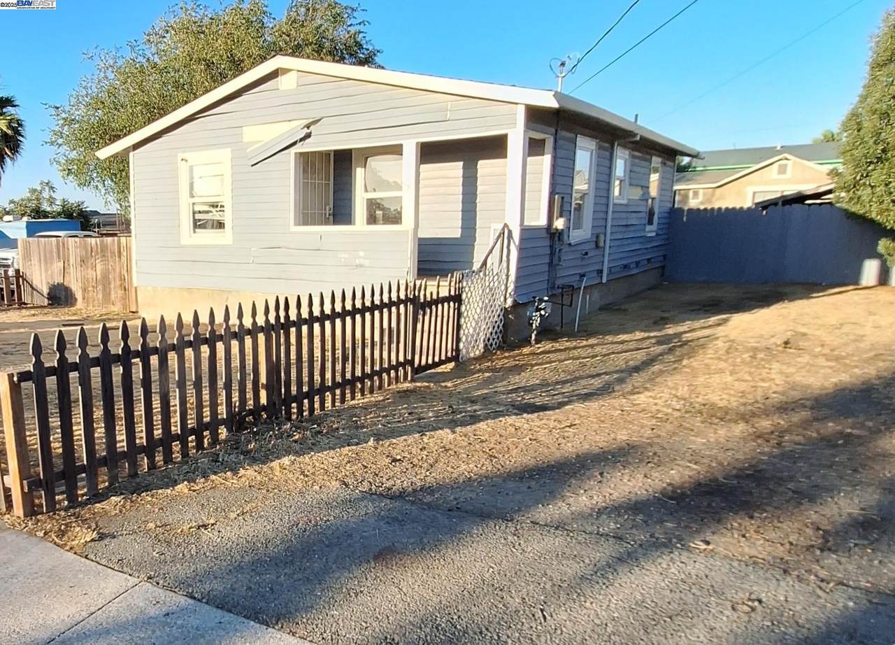 118 Poinsettia Ave - Photo 1