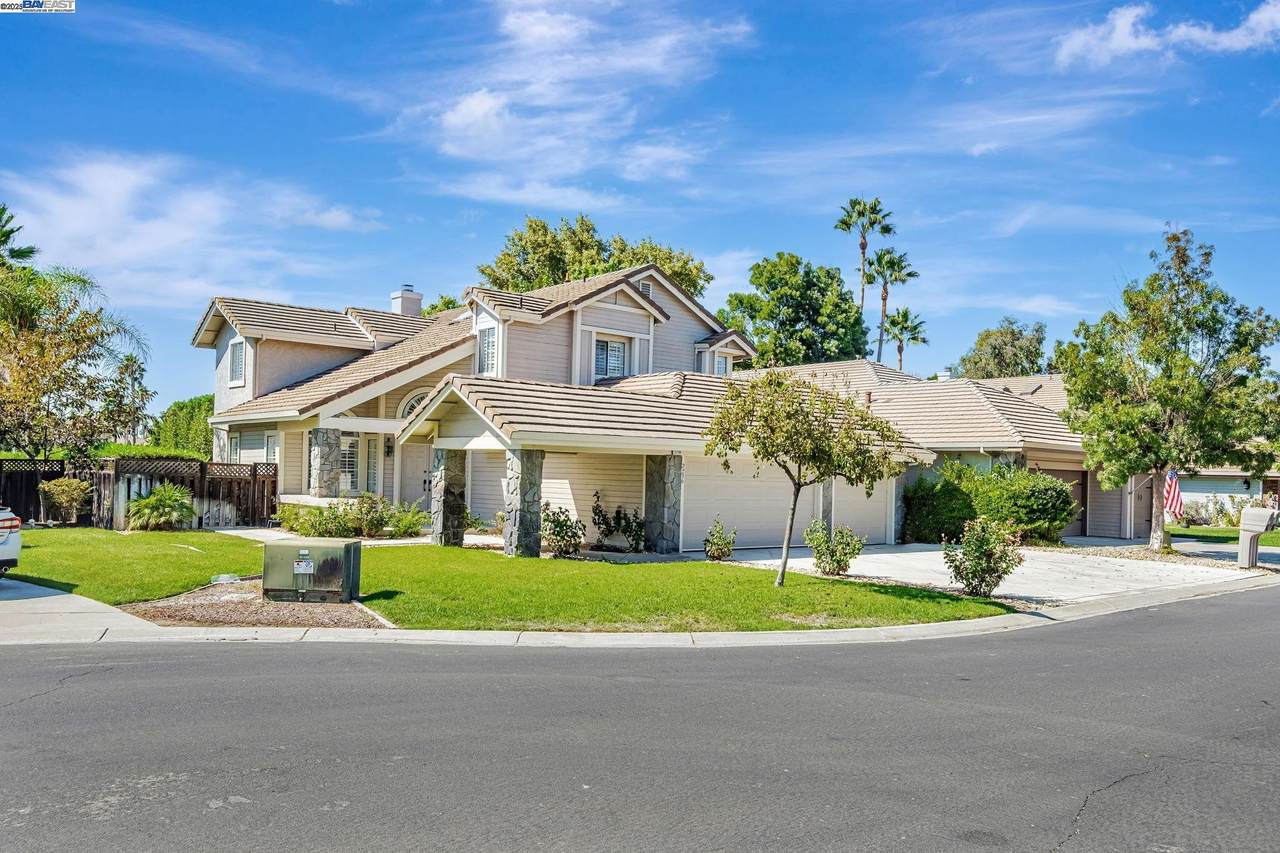 2236 Colonial Ct - Photo 1