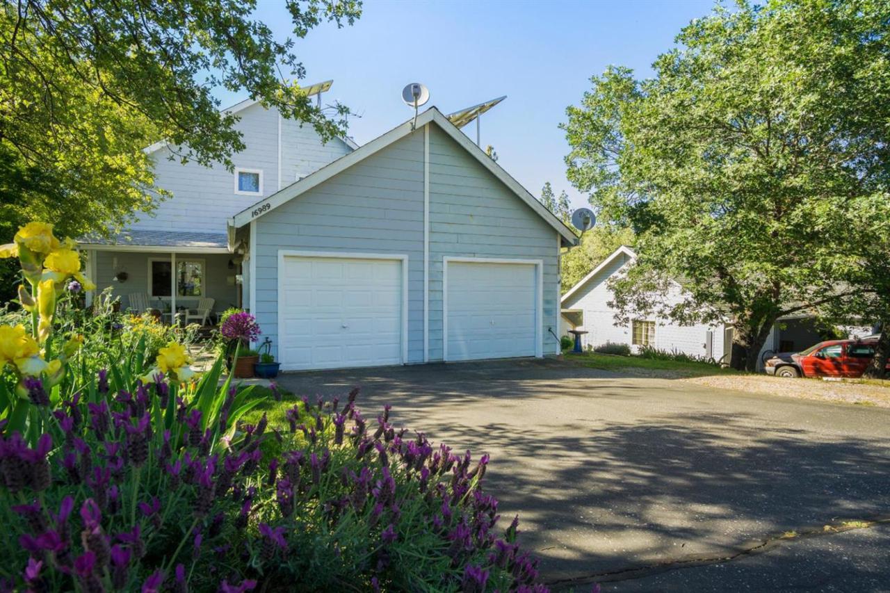 16999 Oak Hollow Cir - Photo 1