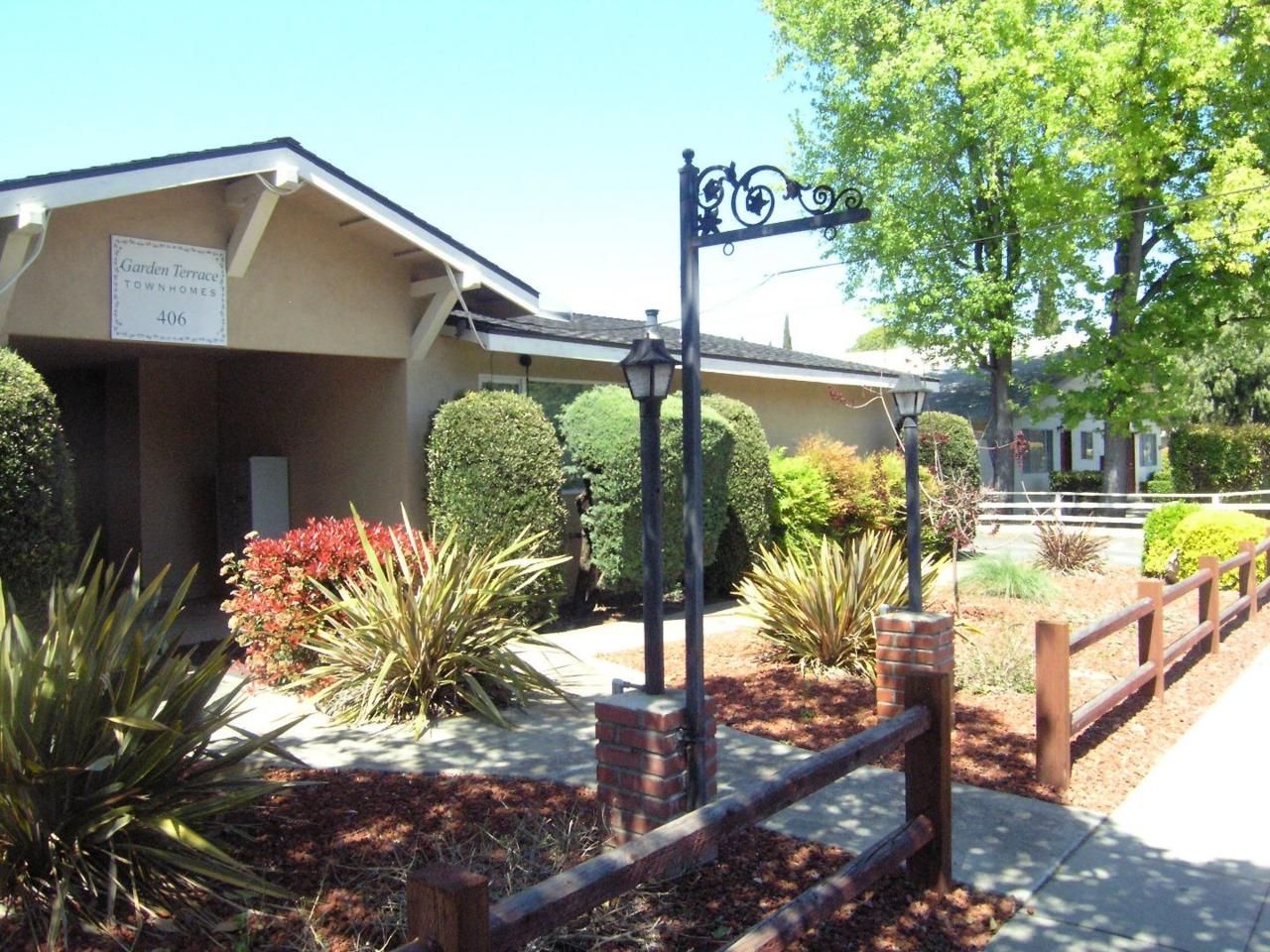 406 Rengstorff Ave - Photo 1