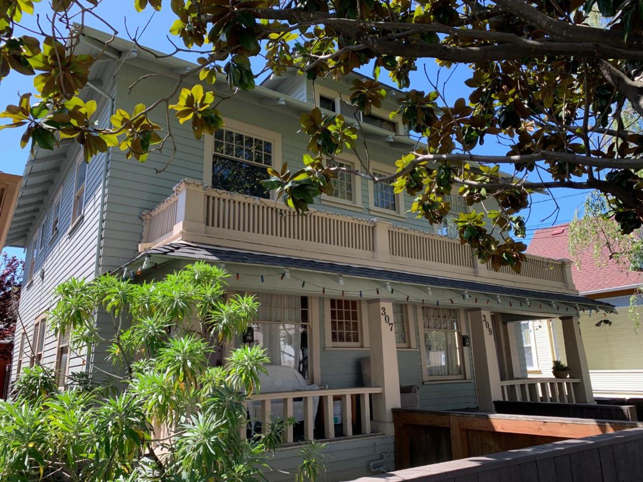 307 Laurel St - Photo 1
