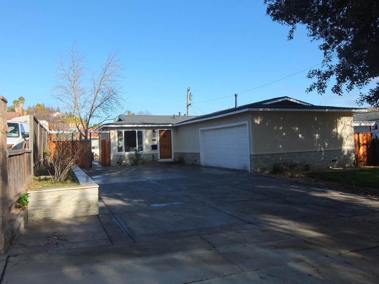 633 Blom Dr - Photo 1