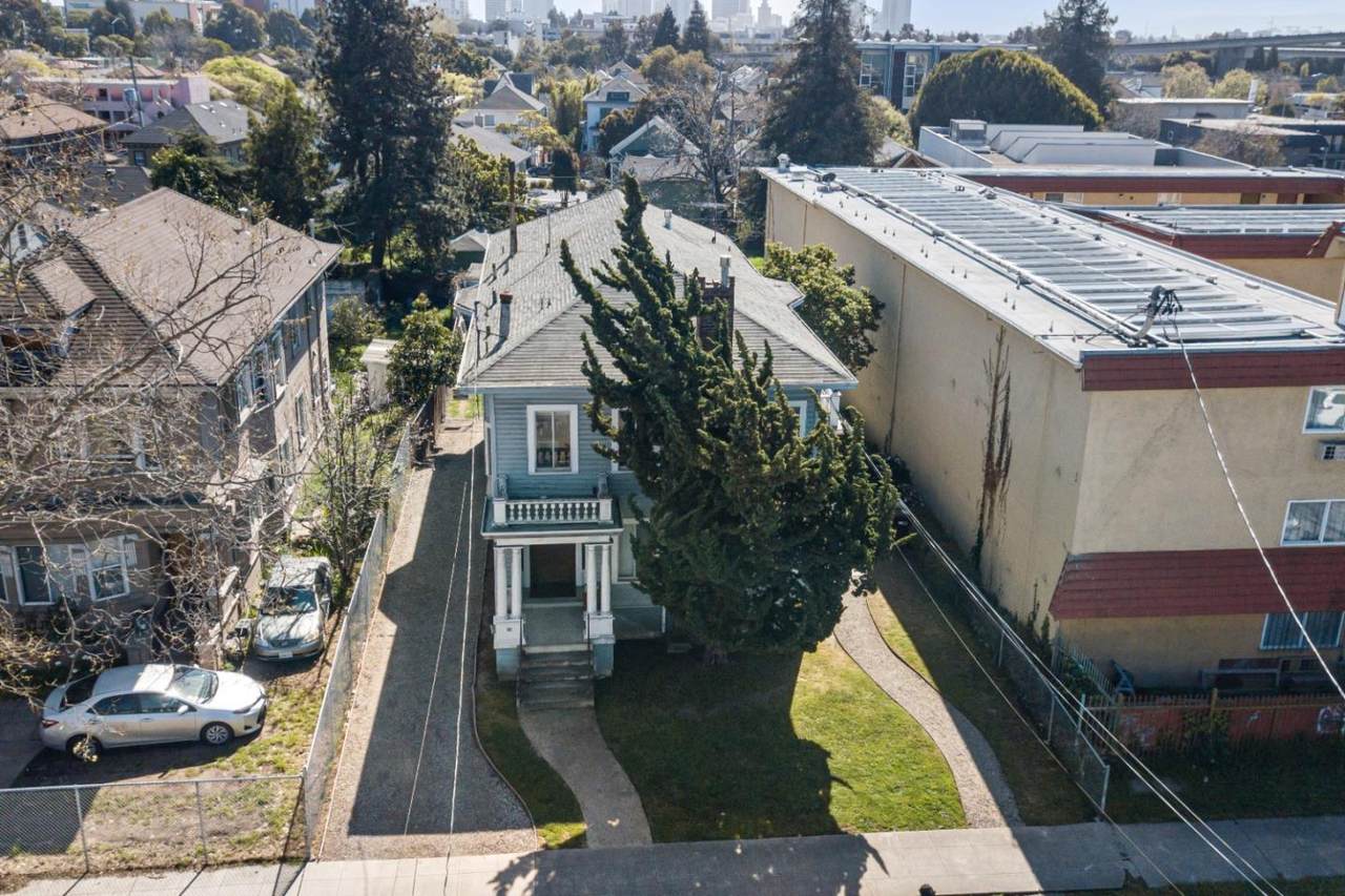 483 38th St - Photo 1
